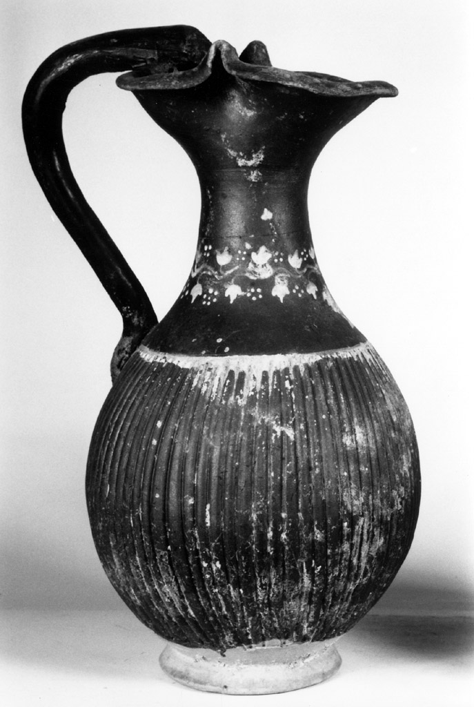 oinochoe a bocca trilobata - produzione apula (prima metà sec. III a.C)