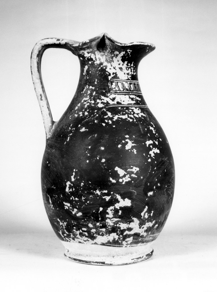 oinochoe a bocca trilobata - produzione apula (terzo quarto sec. IV a.C)