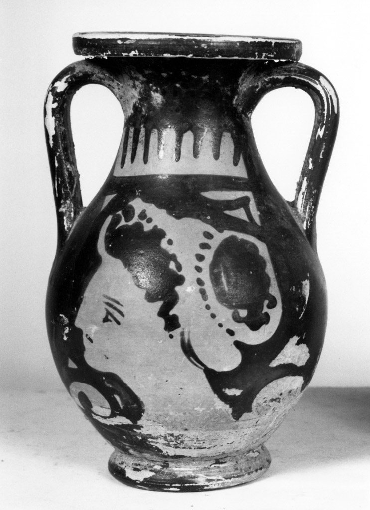 testa femminile (pelike) - produzione apula (seconda metà sec. IV a.C)