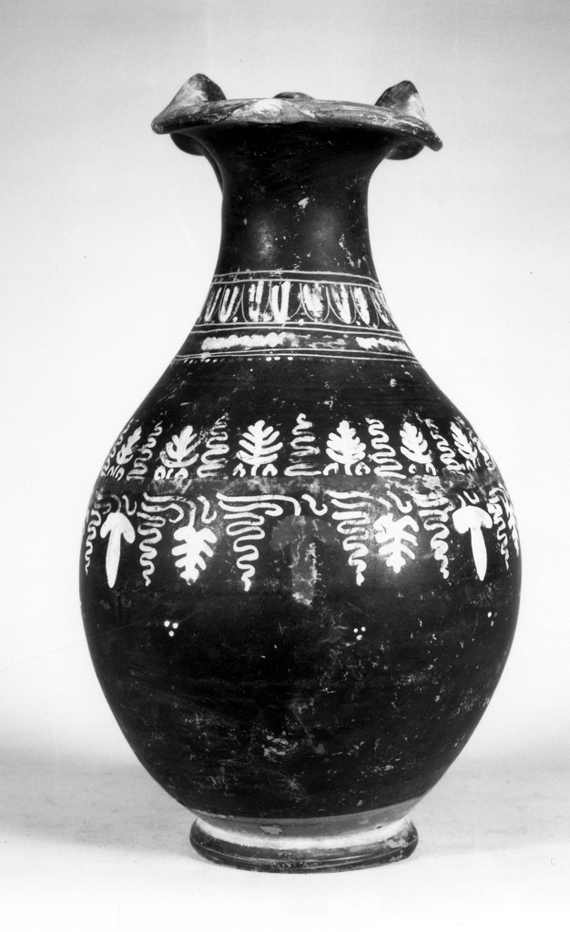 oinochoe a bocca trilobata - produzione apula (terzo quarto sec. IV a.C)