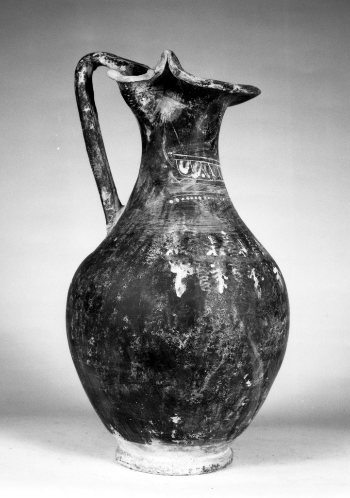 oinochoe a bocca trilobata - produzione apula (ultimo quarto sec. IV a.C)