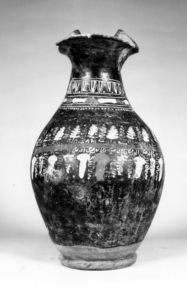 oinochoe a bocca trilobata - produzione apula (terzo quarto sec. IV a.C)