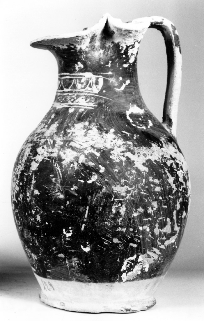 oinochoe a bocca trilobata - produzione apula (terzo quarto sec. IV a.C)