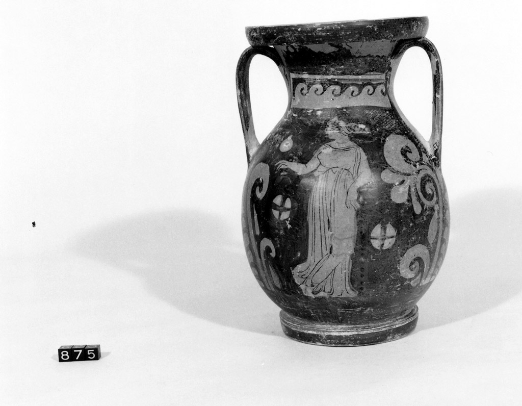 testa femminile; figura femminile stante (pelike) - produzione apula (seconda metà sec. IV a.C)