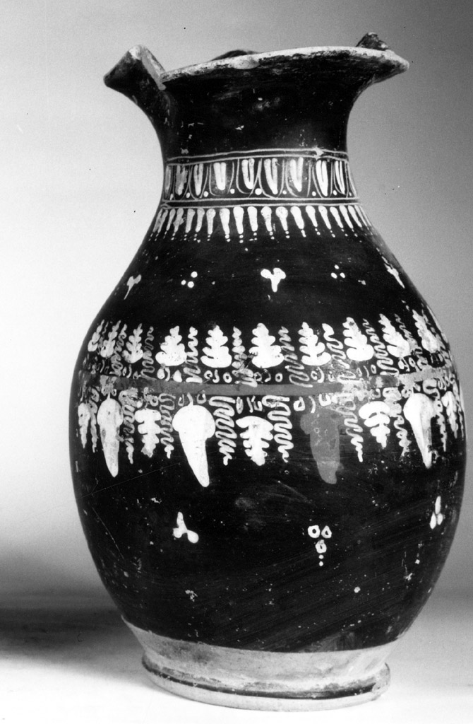 oinochoe a bocca trilobata - produzione apula (terzo quarto sec. IV a.C)