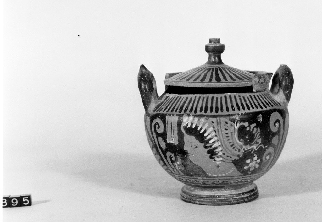 teste femminili (stamnos) - produzione apula (seconda metà sec. IV a.C)