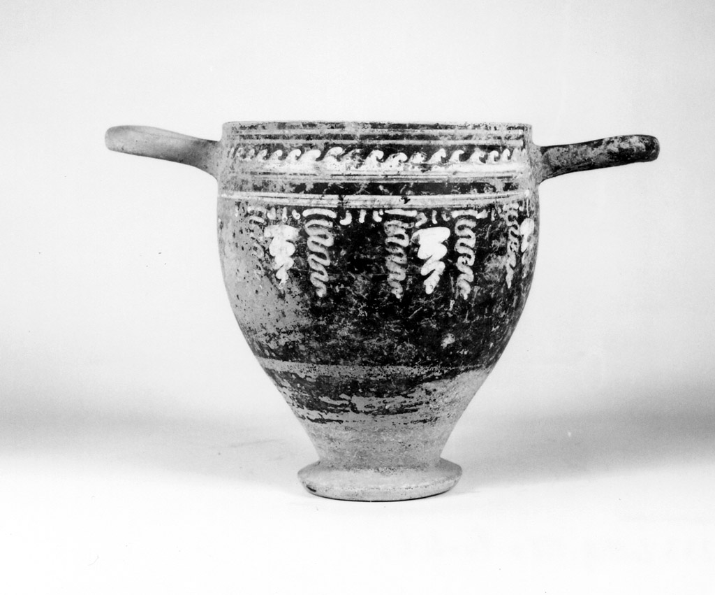 skyphos - produzione apula (ultimo quarto sec. IV a.C)