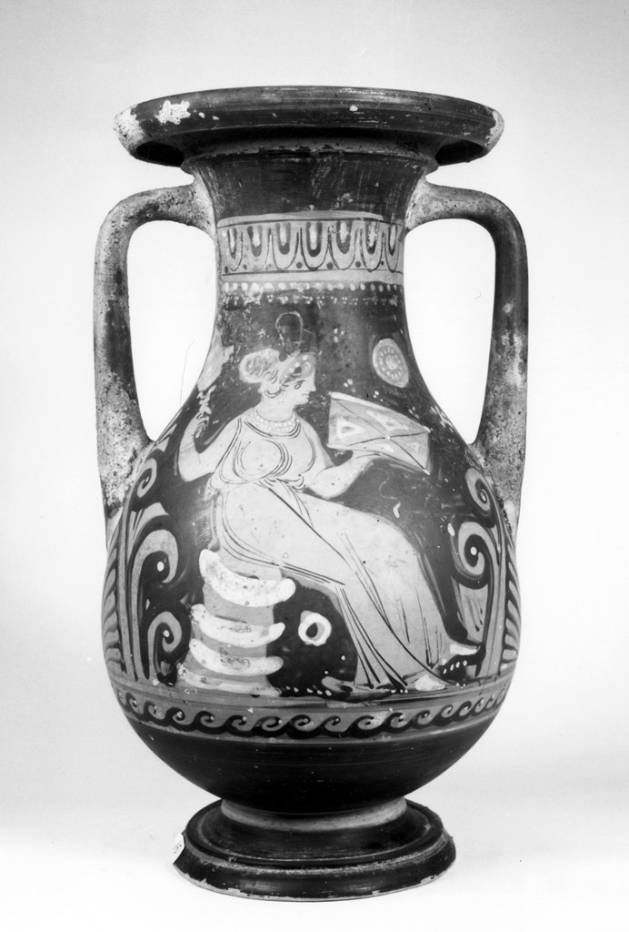 figura femminile, erote (pelike) - produzione apula (seconda metà sec. IV a.C)