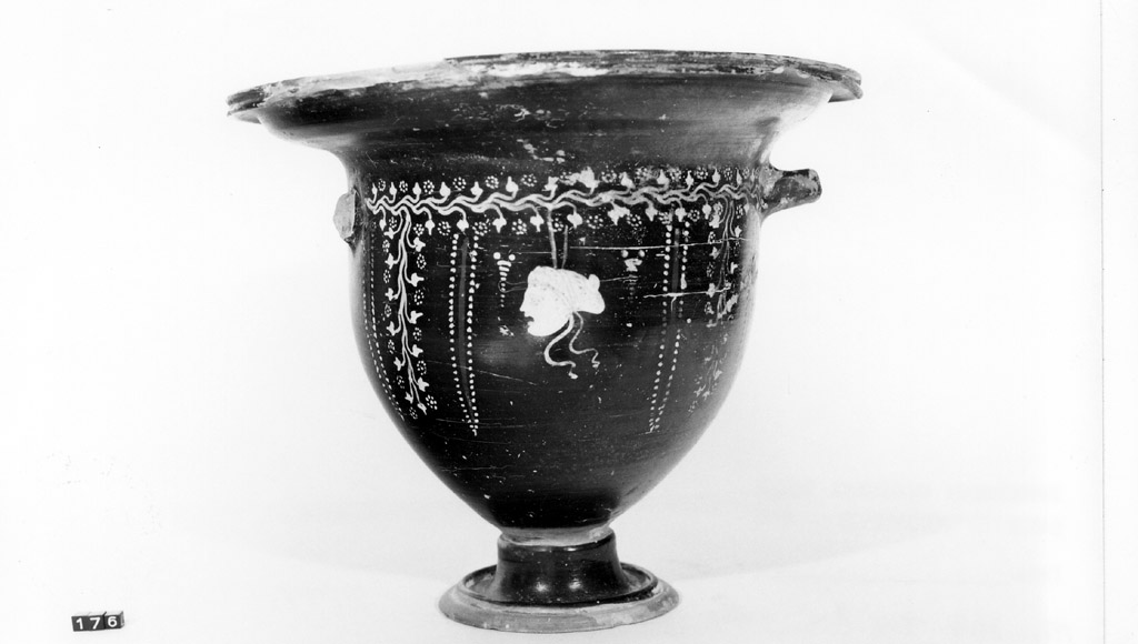 cratere a campana - produzione apula (terzo quarto sec. IV a.C)