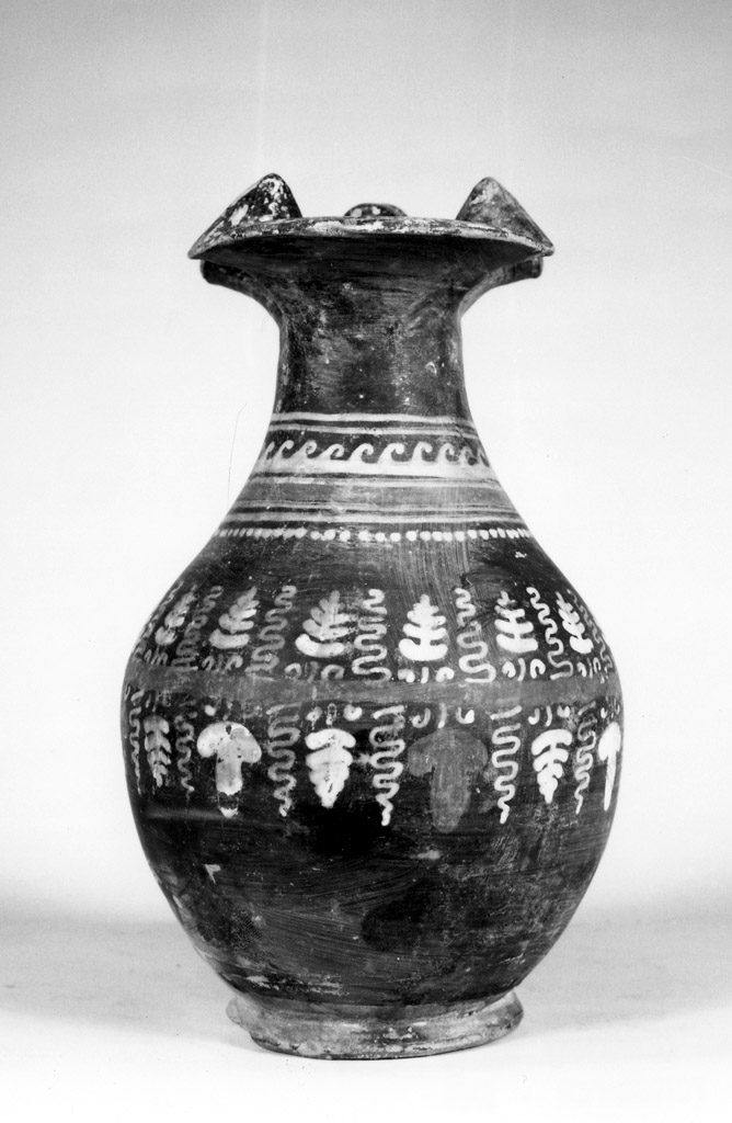 oinochoe a bocca trilobata - produzione apula (terzo quarto sec. IV a.C)