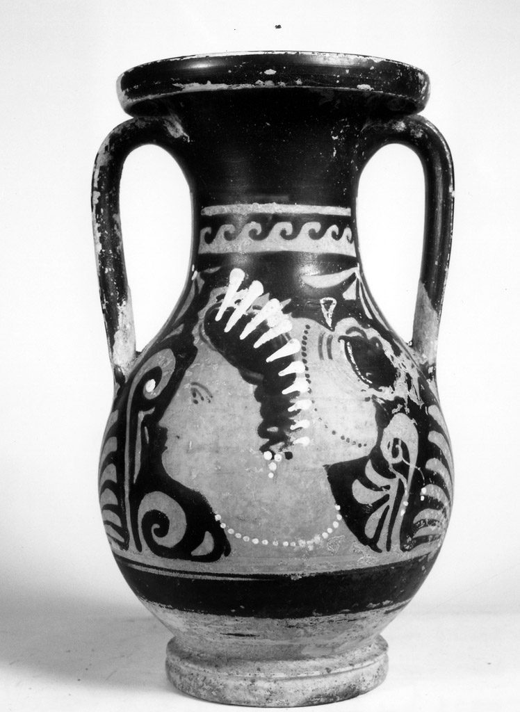 testa femminile (pelike) - produzione apula (seconda metà sec. IV a.C)