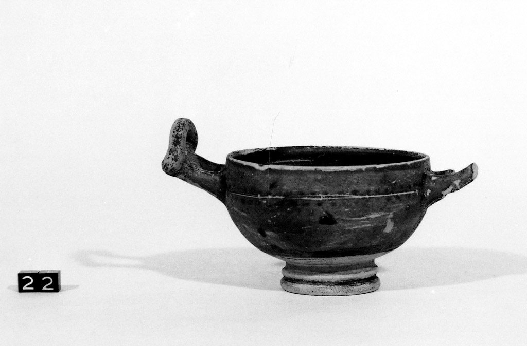 tazza biansata - produzione apula (seconda metà sec. IV a.C)