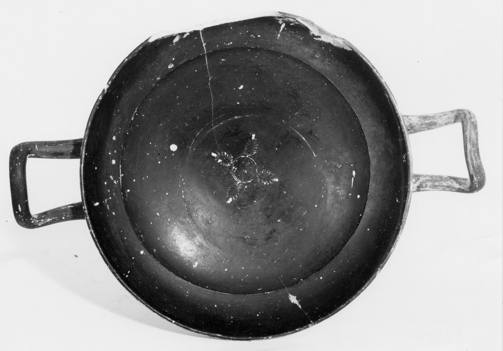 kylix - produzione apula (seconda metà sec. IV)