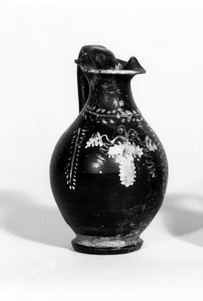 oinochoe a bocca trilobata - produzione apula (fine/ inizio secc. IV/ III a.C)