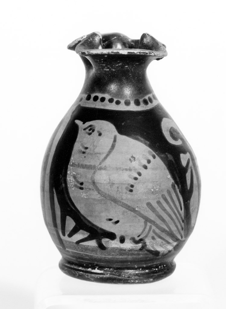 oinochoe a bocca trilobata - produzione apula (terzo quarto sec. IV a.C)