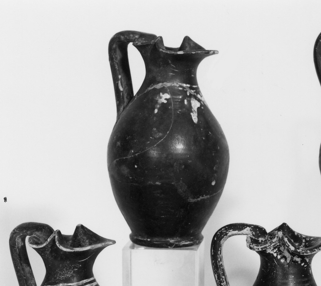 oinochoe a bocca trilobata - produzione apula (fine/ inizi secc. IV/ III a.C)