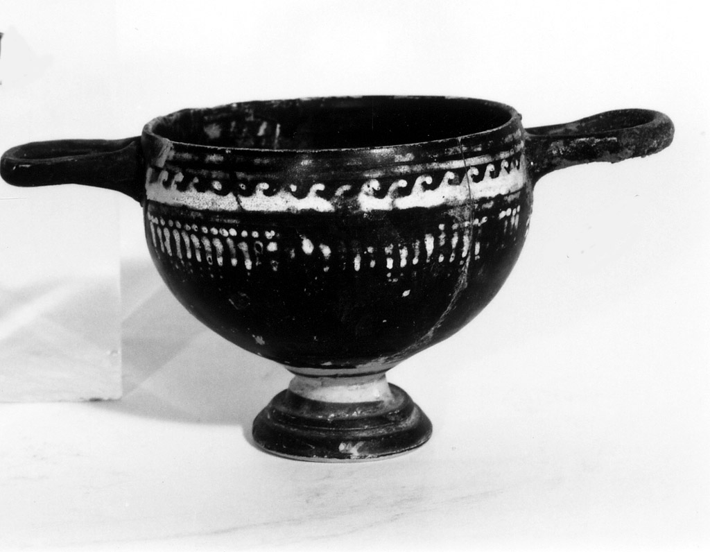 skyphos - produzione apula (ultimo quarto sec. IV a.C)