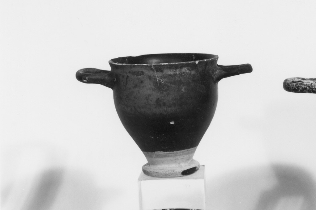 skyphos - produzione apula (ultimo quarto sec. IV a.C)