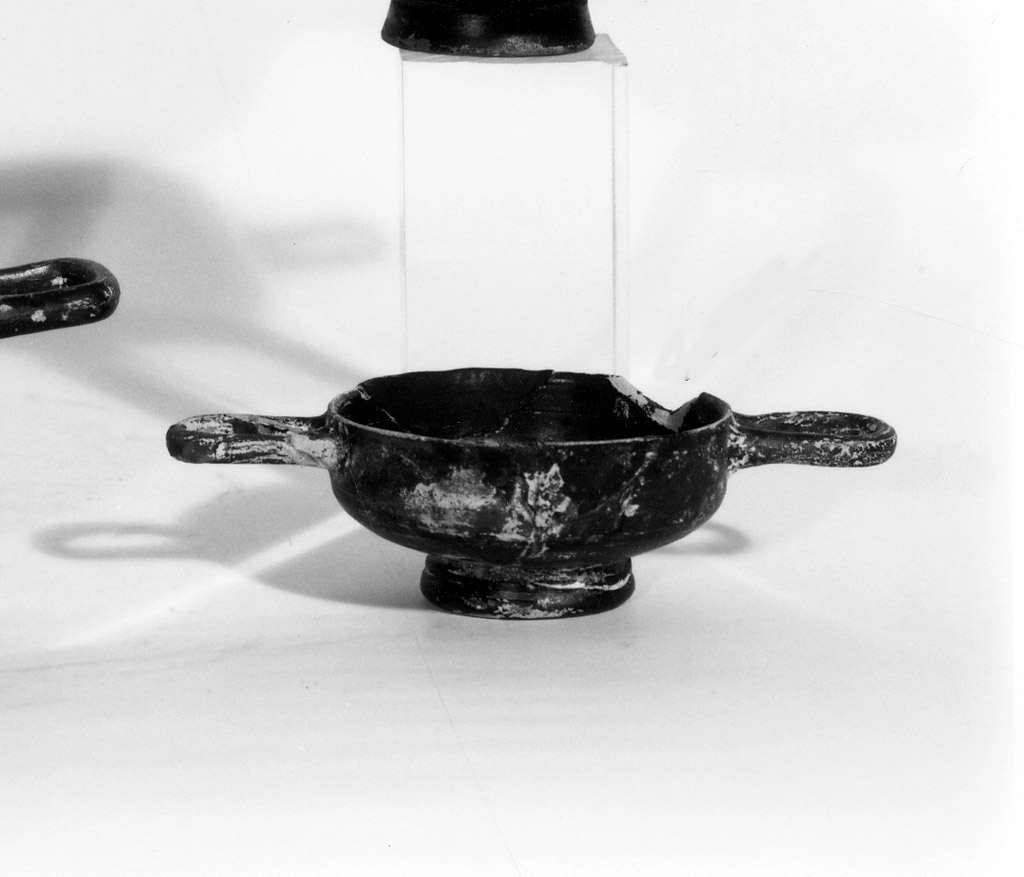 tazza biansata - produzione apula (ultimo quarto sec. IV a.C)