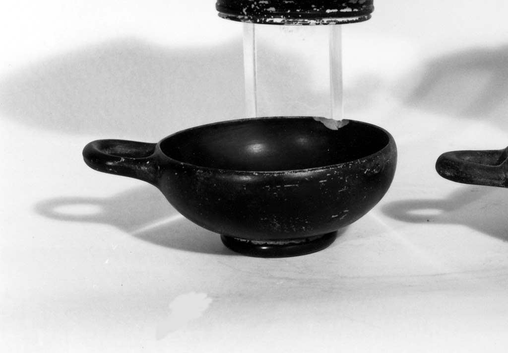 tazza monoansata - produzione apula (?) (fine/ prima metà secc. V/ IV a.C)