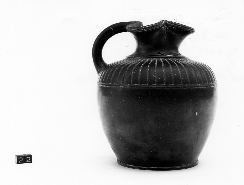 oinochoe a bocca trilobata - produzione apula (terzo quarto sec. V a. C)