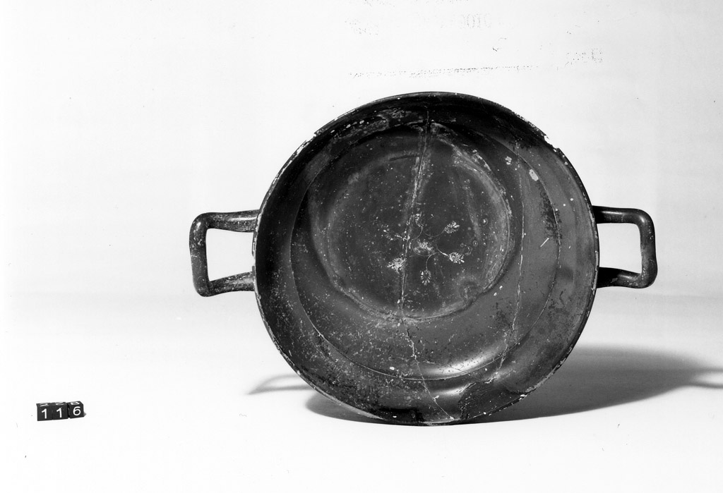 kylix - produzione apula (seconda metà sec. IV a.C)