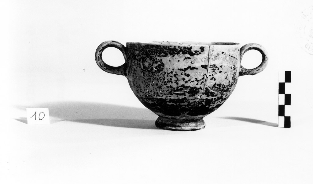 tazza biansata - produzione apula (fine/ inizio secc. IV/ III a.C)