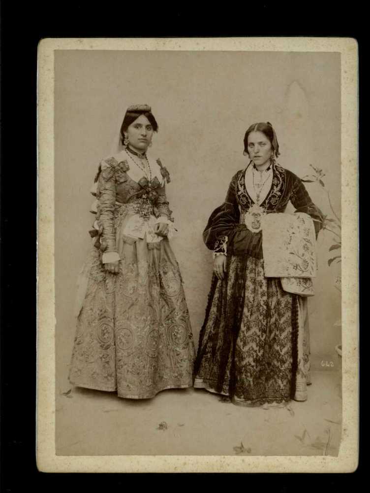 Costumi regionali - Fotografie XIX secolo (positivo) di P.A. Esposito & Figli. Fotografi Editori (stabilimento) (ultimo quarto XIX)