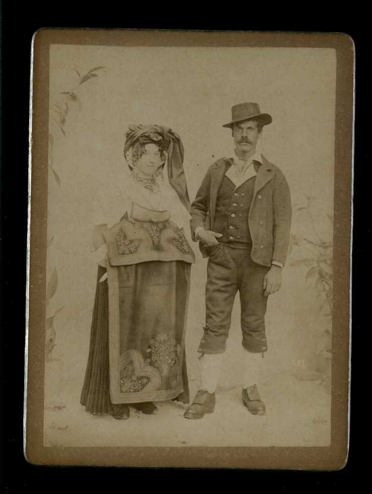 Costumi regionali - Fotografie XIX secolo (positivo) di P.A. Esposito & Figli. Fotografi Editori (stabilimento) (ultimo quarto XIX)