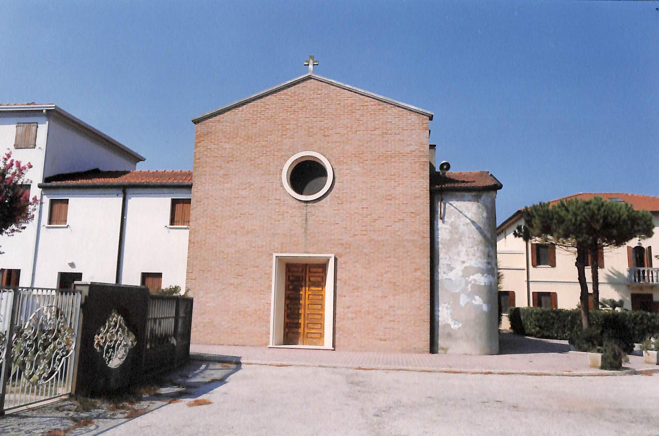 Chiesa di Santa Maria della Consolazione (chiesa/ campanile, parrocchiale) - Porto Viro (RO)  <br>Condizioni d'uso: <a class='link-esterno' href='https://docs.italia.it/italia/icdp/icdp-pnd-circolazione-riuso-docs/it/v1.0-giugno-2022/testo-etichetta-BCS.html' target='_bcs'>Beni Culturali Standard (BCS)</a>