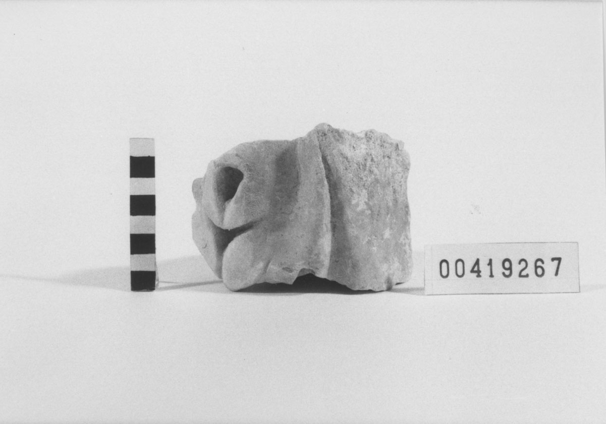 Frammento non identificato (capitello ?) (Prima metÍ II d.C)