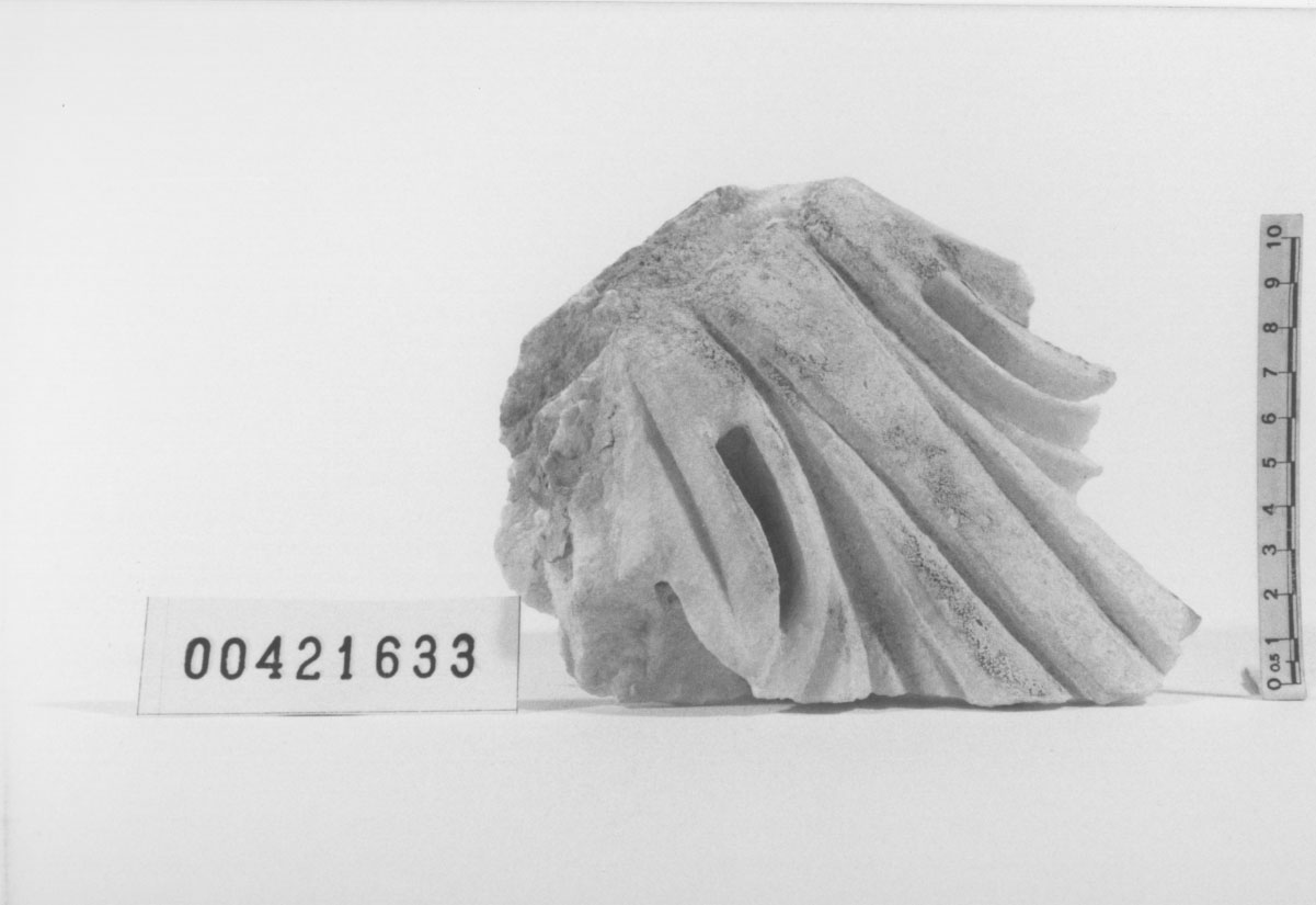 Capitello/ frammento (Seconda metÍ II d.C, III d.C, IV d.C)