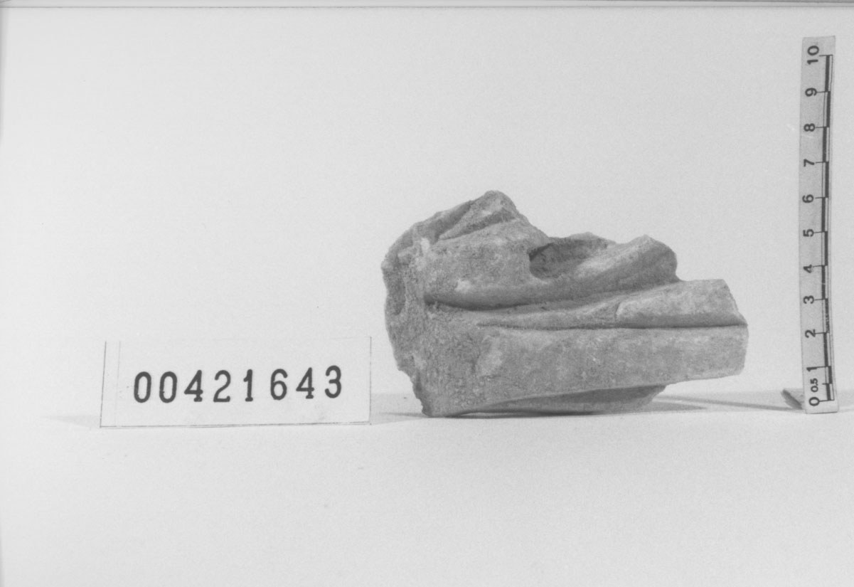 Capitello/ frammento (Seconda metÍ II d.C, III d.C, IV d.C)