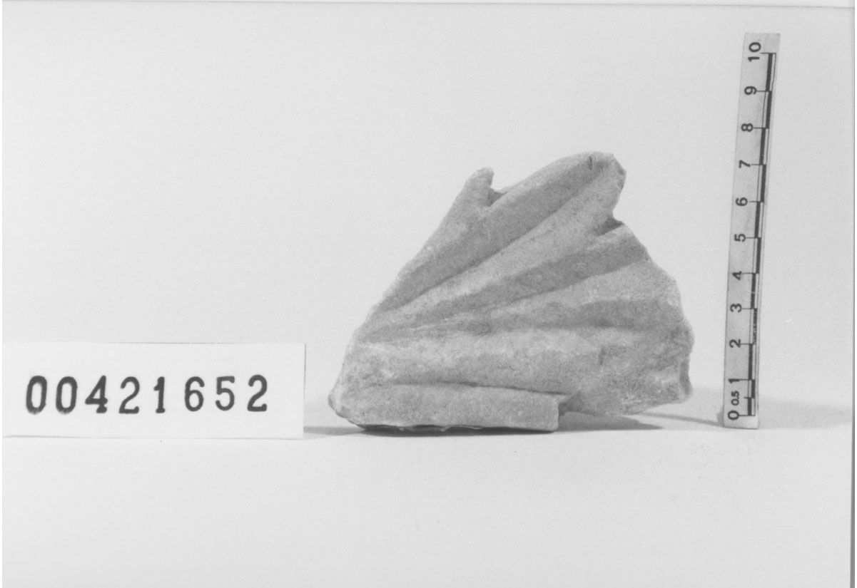 Capitello/ frammento (Seconda metÍ II d.C, III d.C, IV d.C)