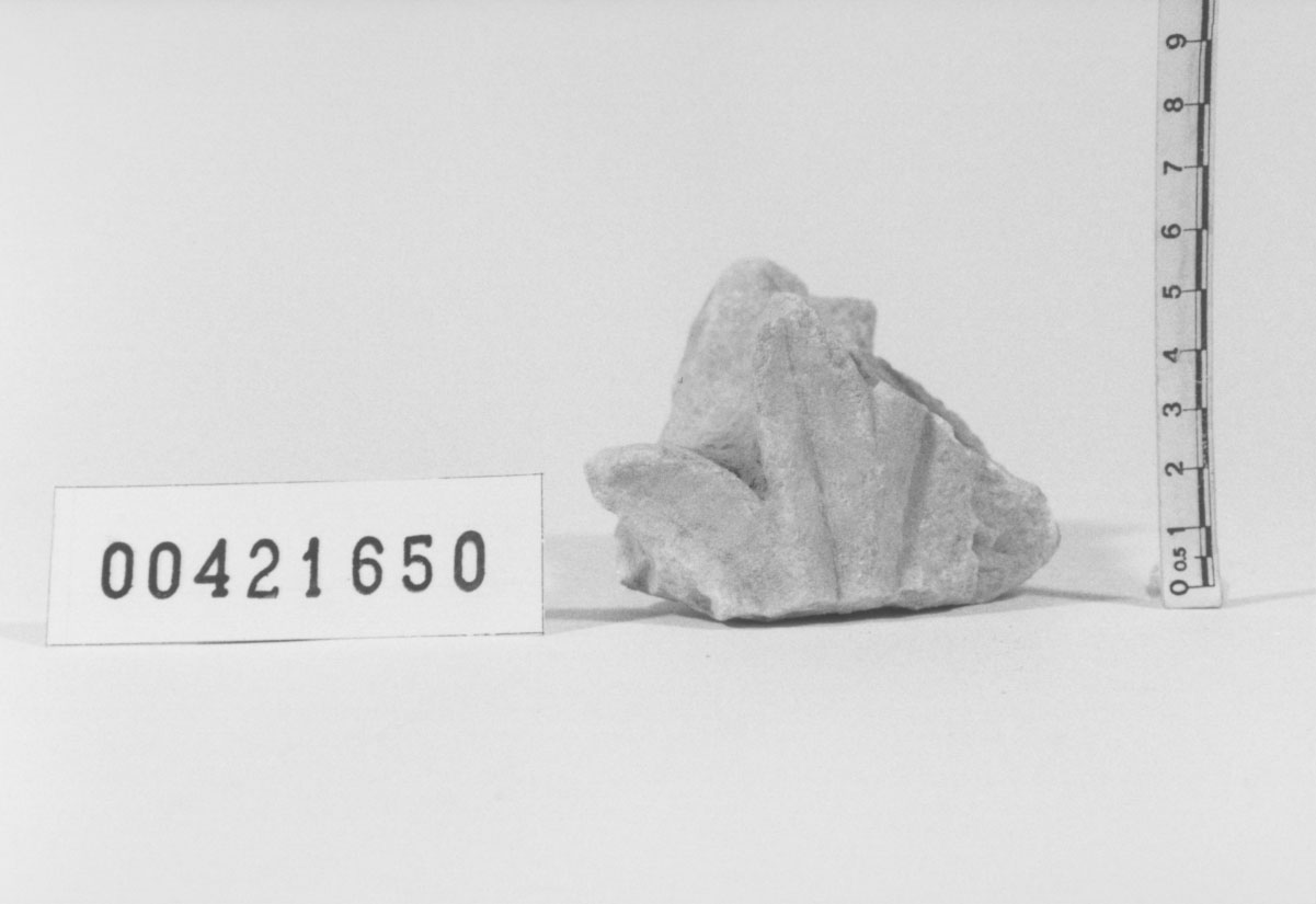 Capitello/ frammento (Seconda metÍ II d.C, III d.C, IV d.C)