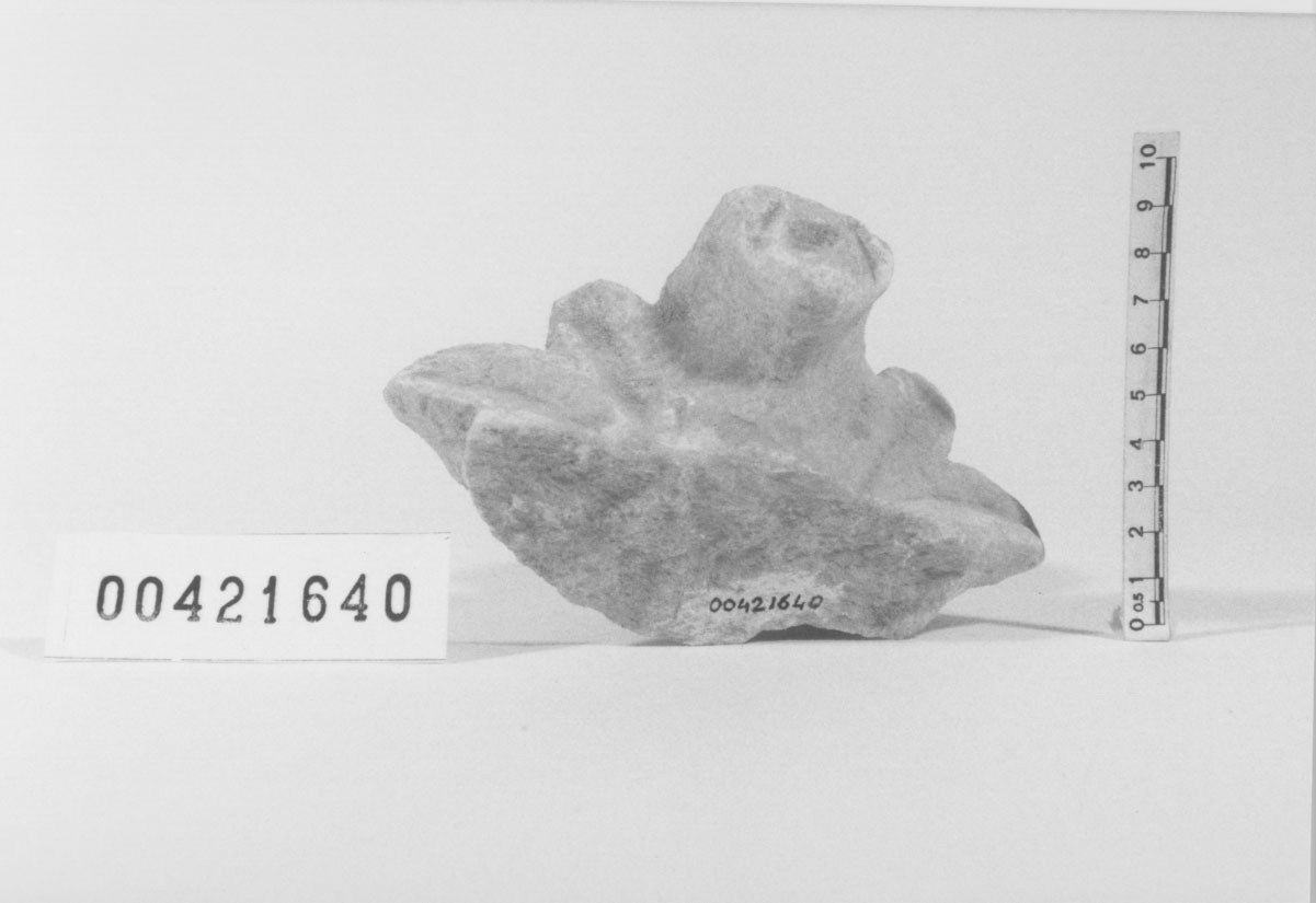 Capitello/ frammento (Seconda metÍ II d.C, III d.C, IV d.C)