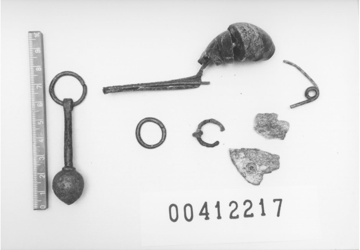 Fibula a sanguisuga con arco a dischi d'ambra (Primo quarto VII a.C)