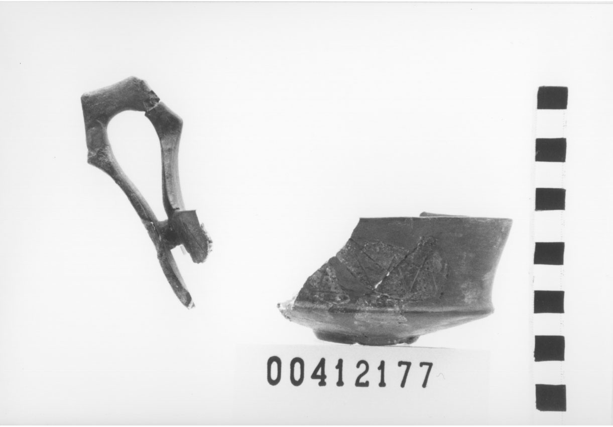 Tazza ad ansa bifora crestata (Secondo quarto VII a.C)