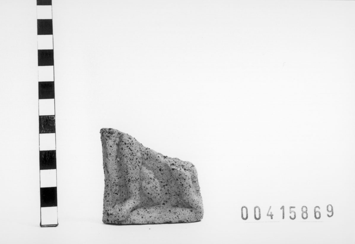 Figura maschile con cane (Statuetta votiva/ frammento) (III a.C, II a.C)