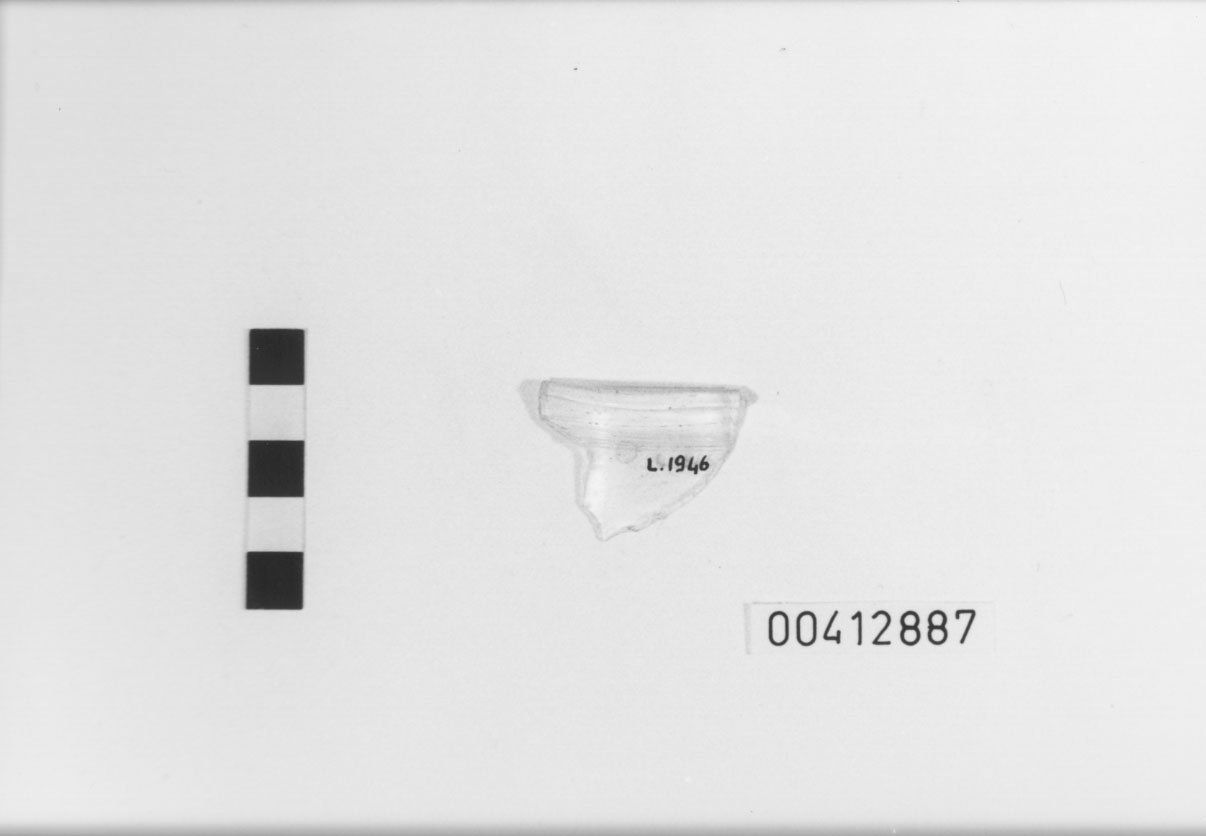 Orlo di coppa emisferica, Isings, forma 107 b 