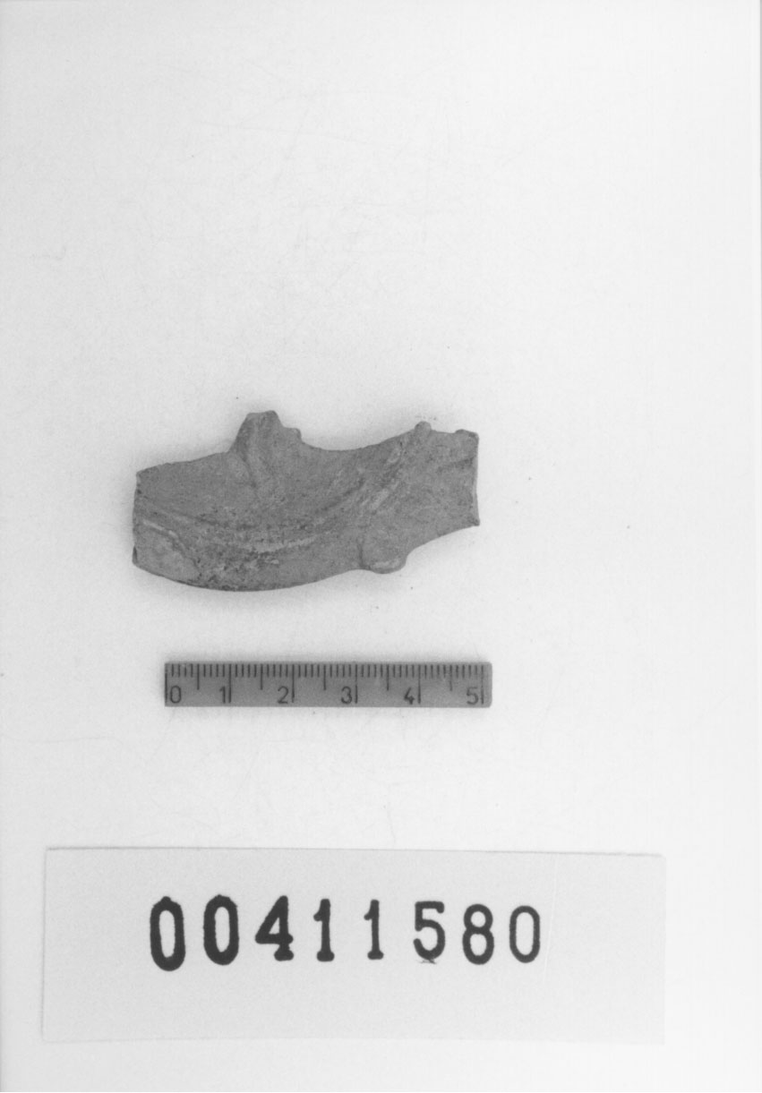 Lucerna a volute/ frammento, Dressel-Lamboglia, 15 (Seconda metÍ I d.C, II d.C)