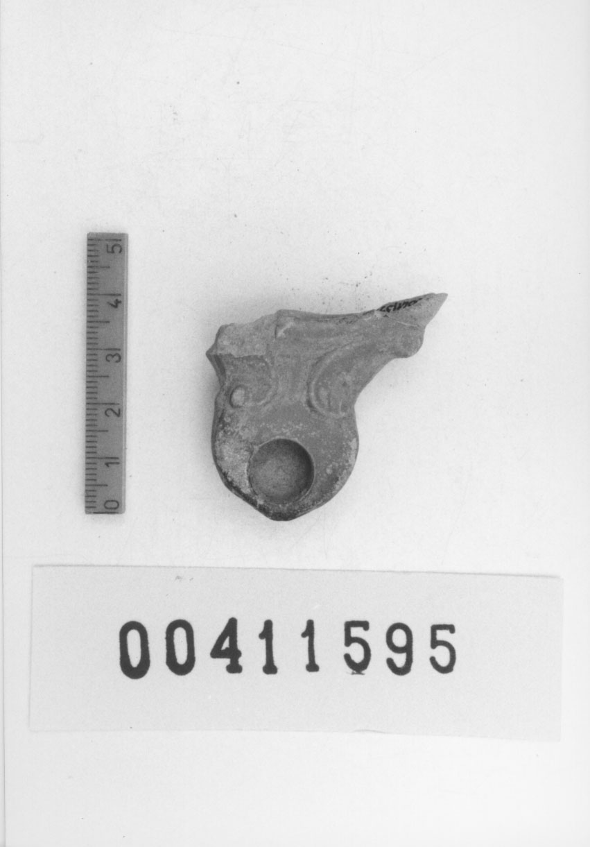 Lucerna a volute/ frammento, Dressel-Lamboglia, 15 (Seconda metÍ I d.C, II d.C)