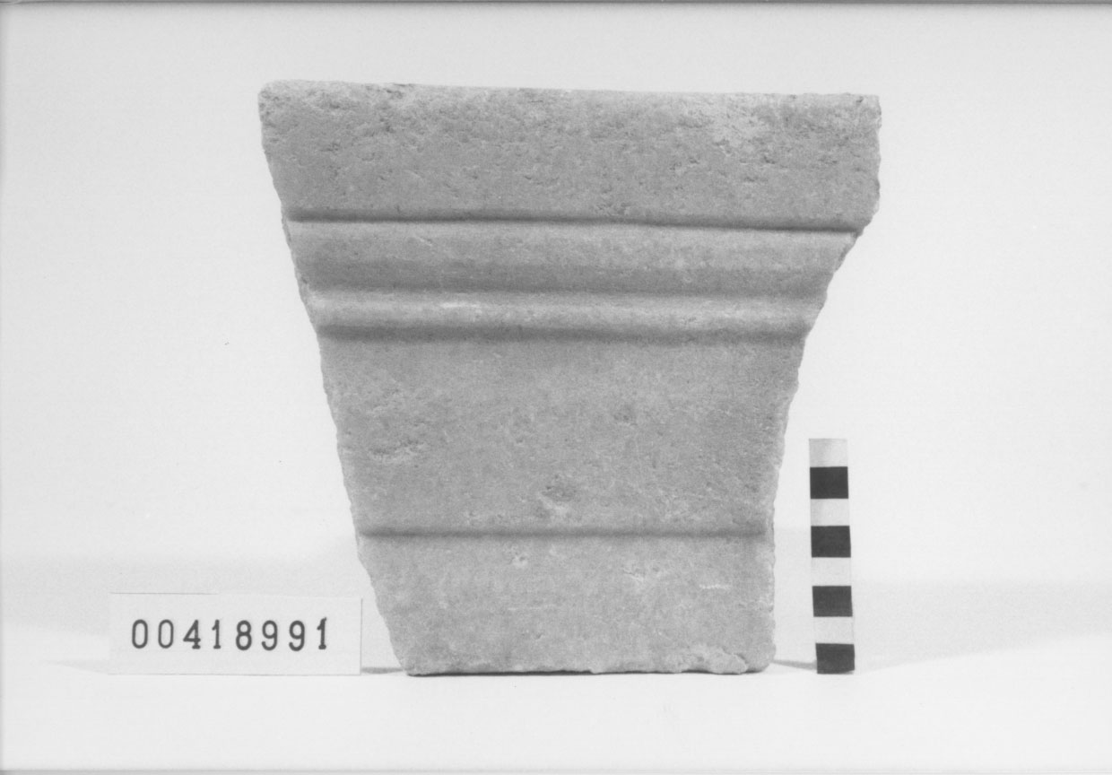 Lastra scorniciata/ frammento (Età imperiale)