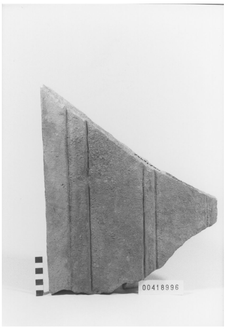 Lastra scorniciata/ frammento (Età imperiale)