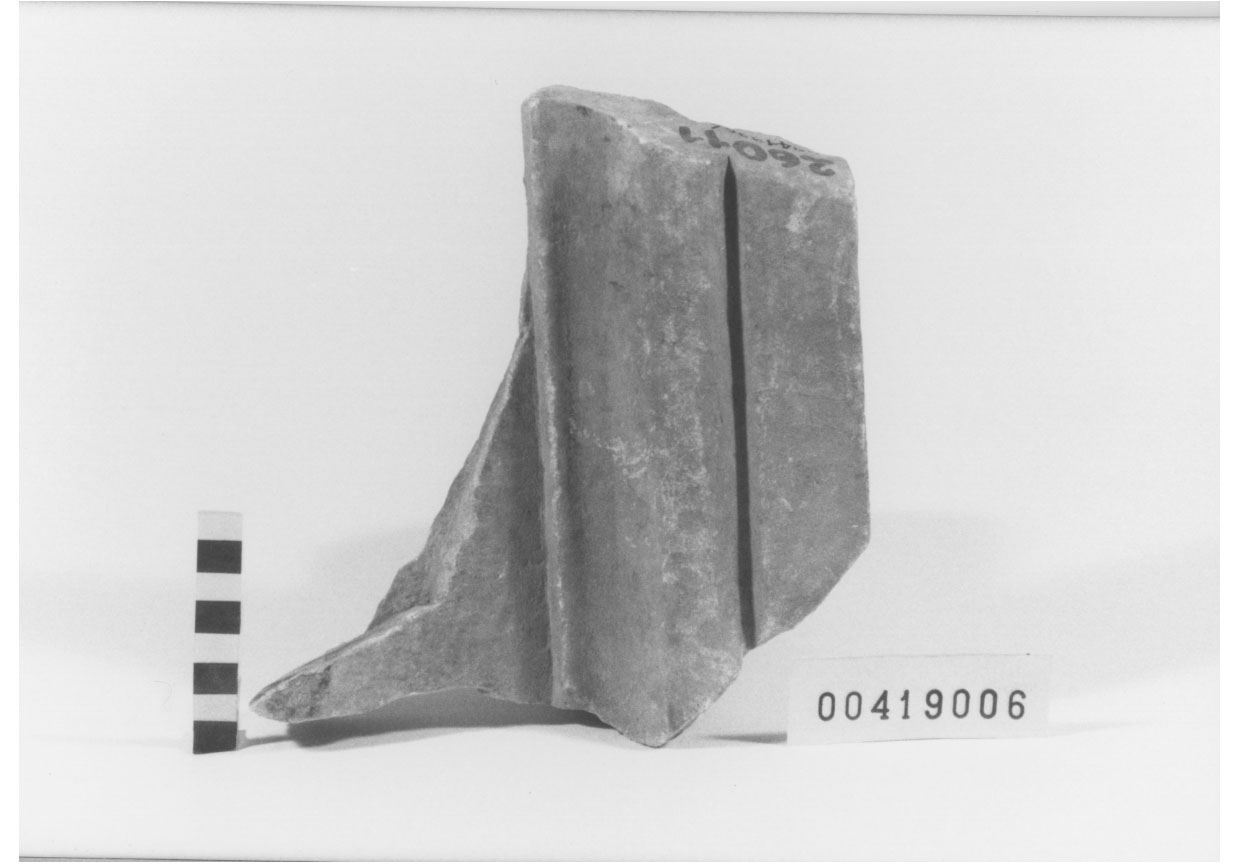 Lastra scorniciata/ frammento (Età imperiale)