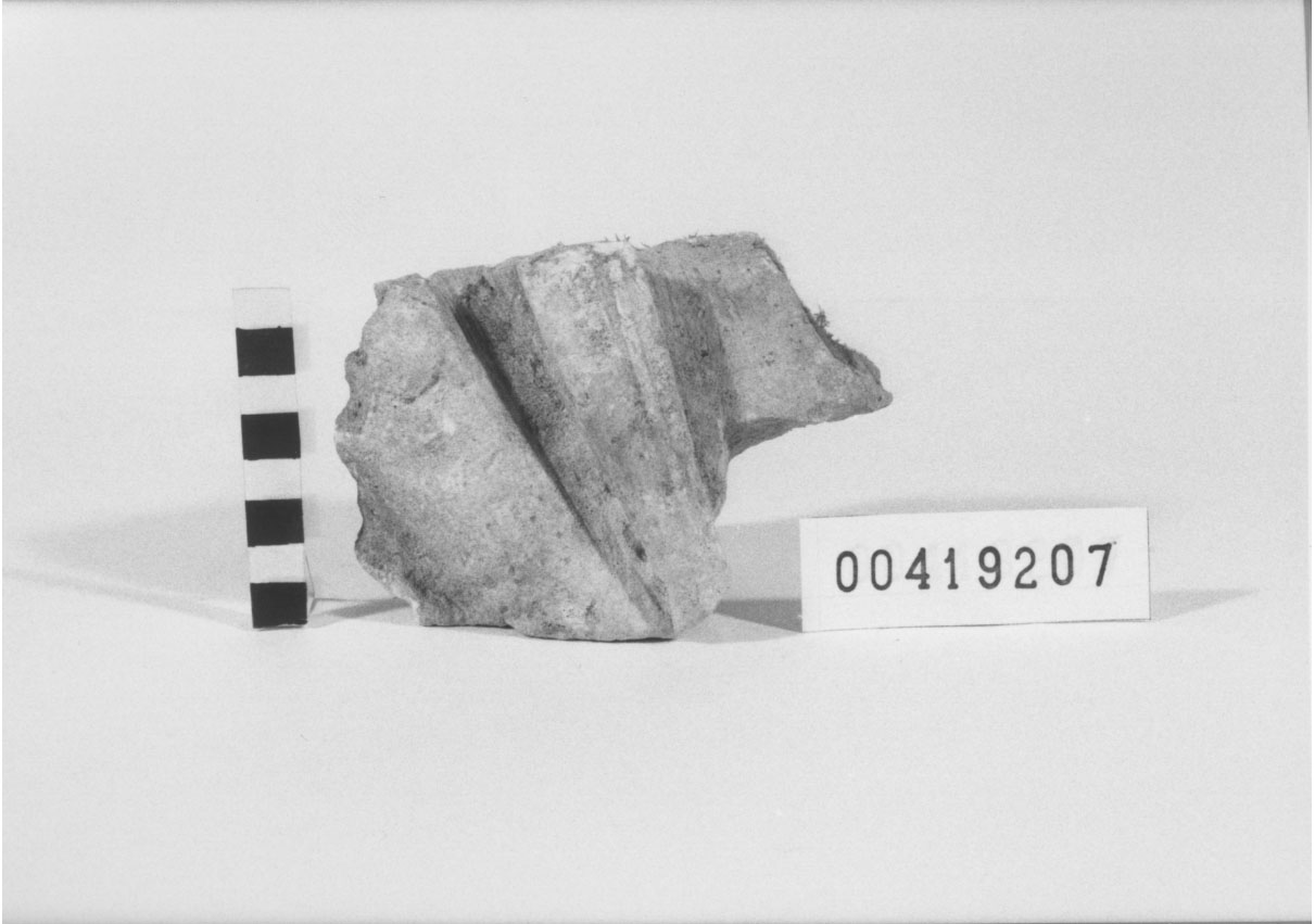 Statua (?)/ frammento (II d.C)