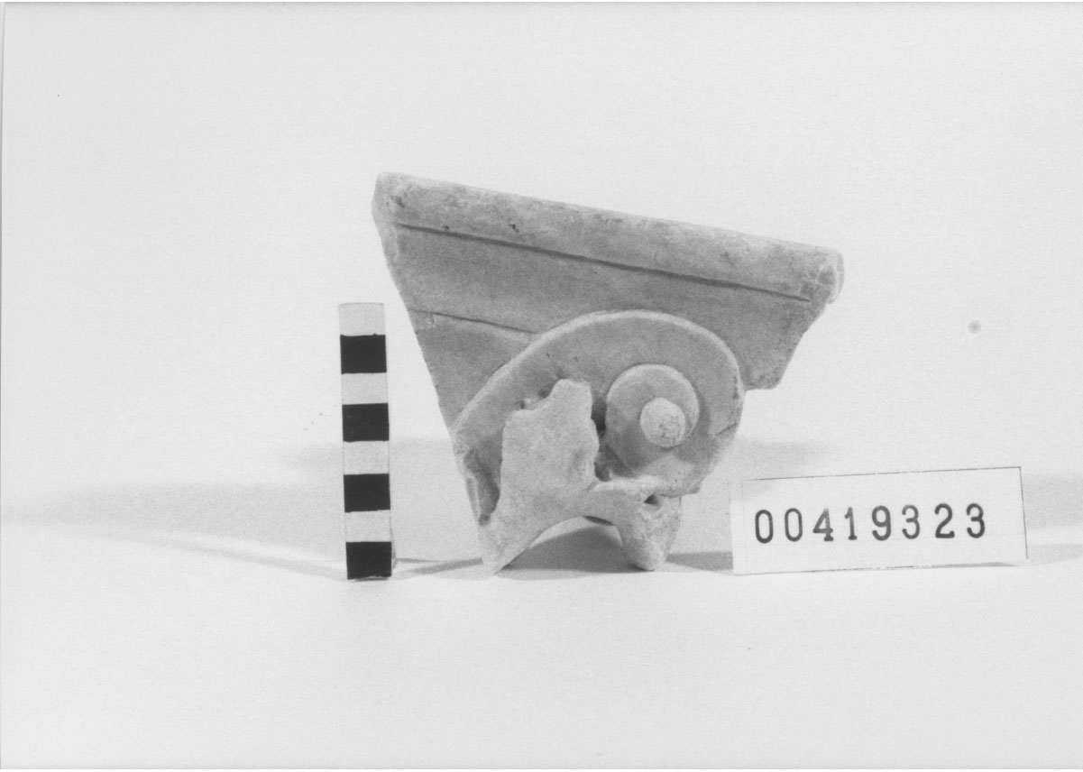 Capitello di lesena/ frammento (II d.C)