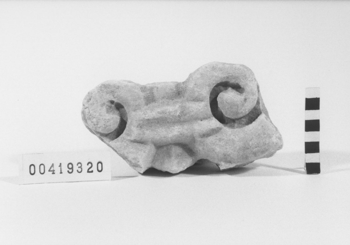 Capitello di lesena (?)/ frammento (II d.C, I d.C)