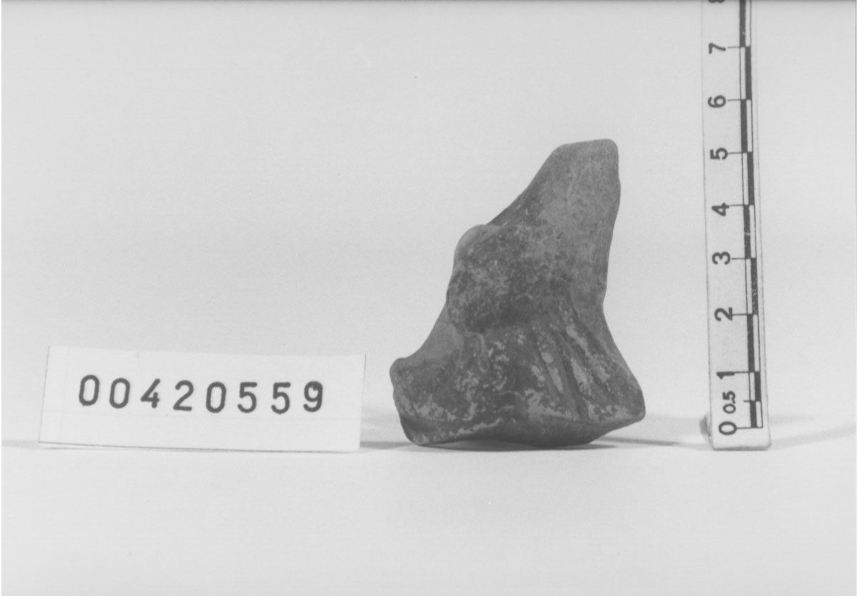 Figura femminile panneggiata (Statuetta votiva/ frammento) (Seconda metÍ III d.C)