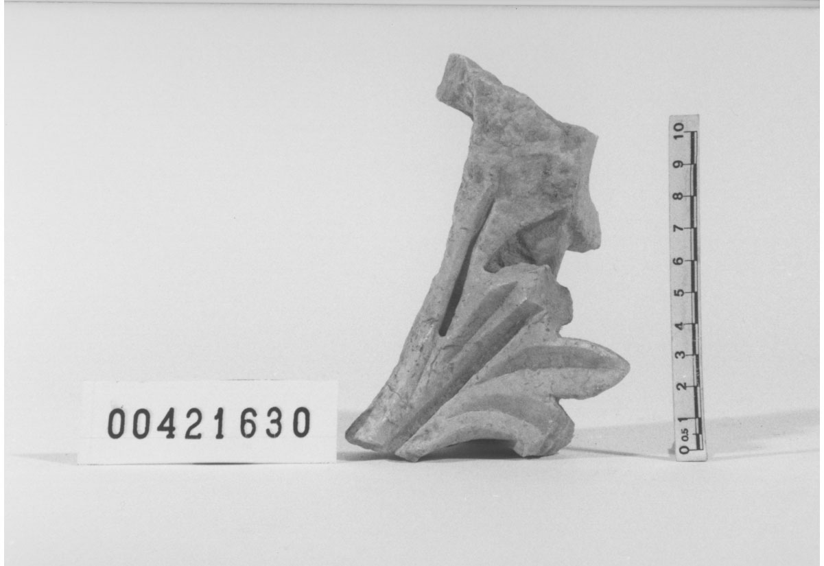 Capitello/ frammento (Seconda metÍ II d.C, III d.C, IV d.C)